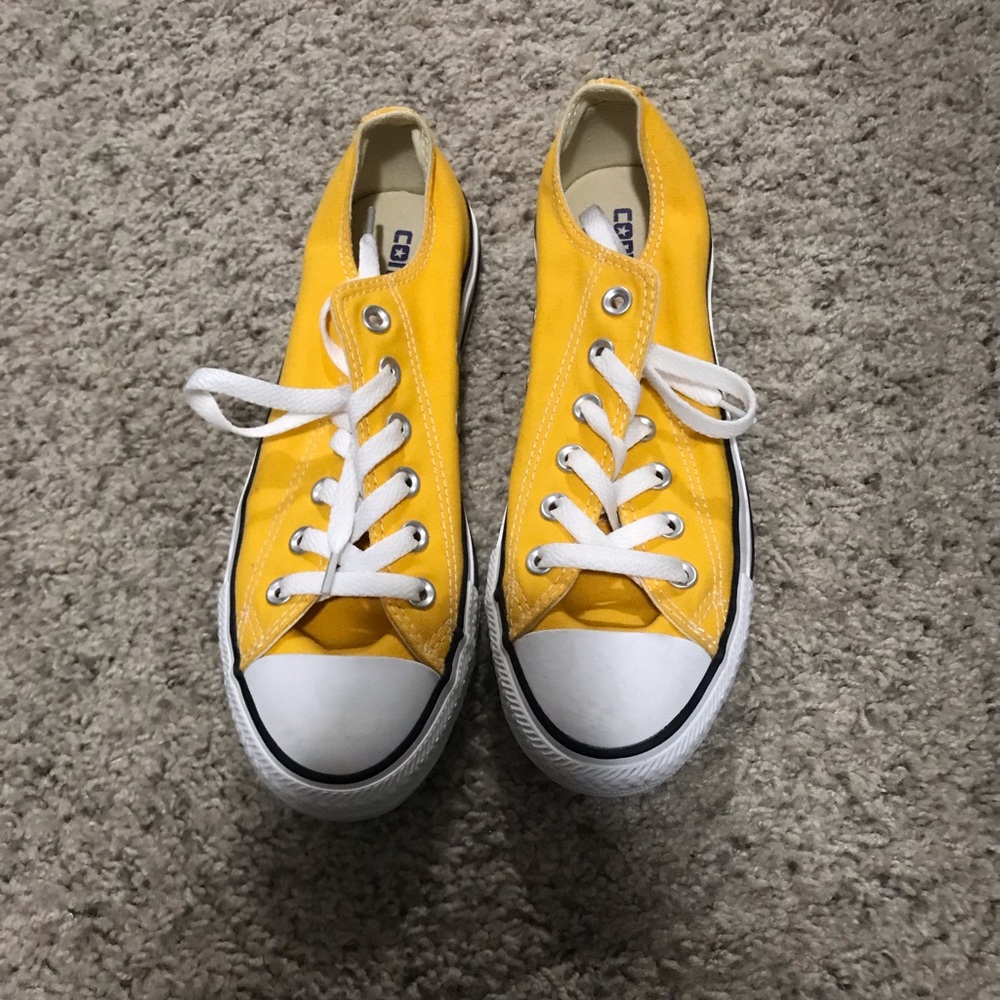 Yellow low top converse